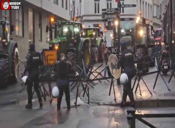 Video :In Brussels, farmers rush police officers without hesitation